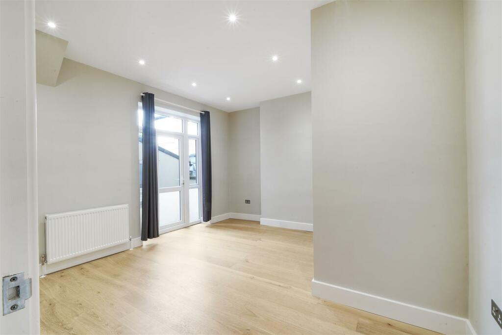 Double bedroom with high ceilings