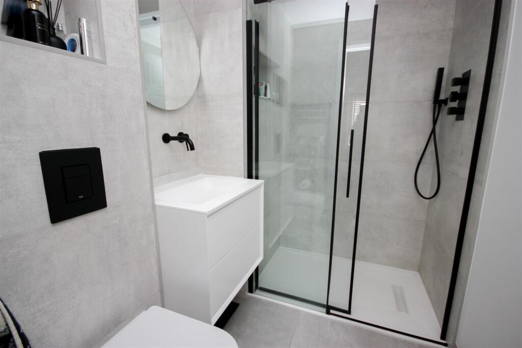 ensuite.JPG