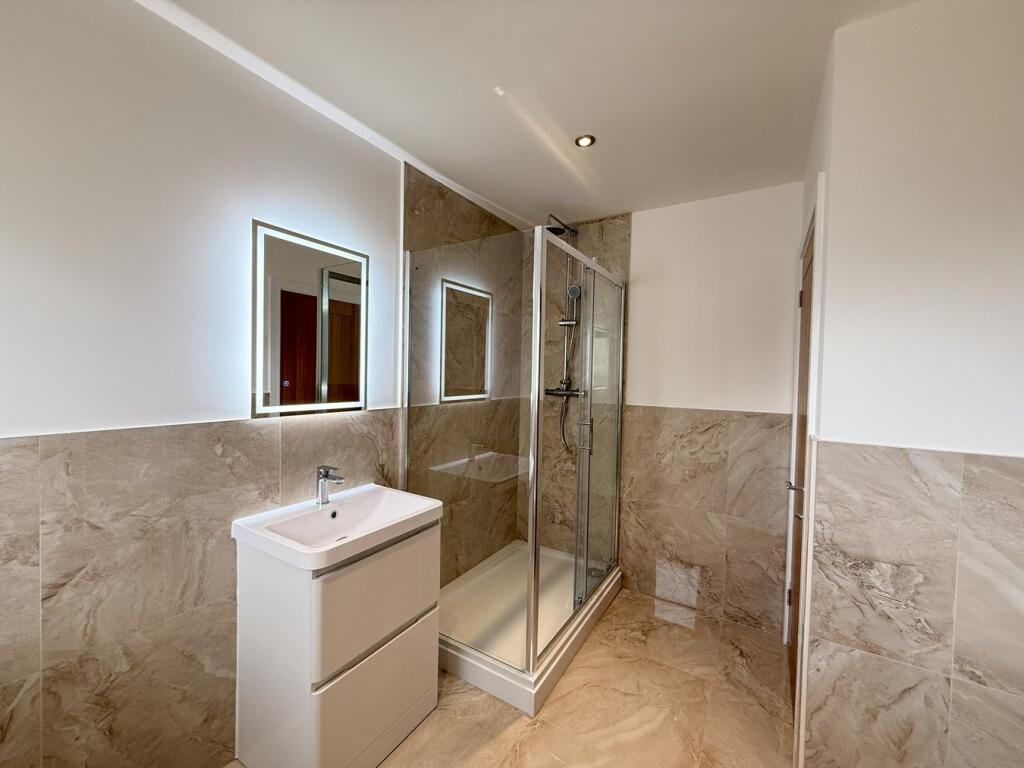Main bathroom 