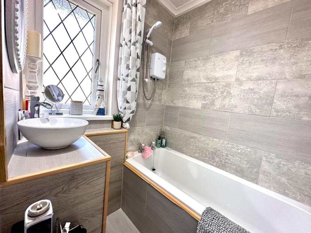 MODERN BATHROOM