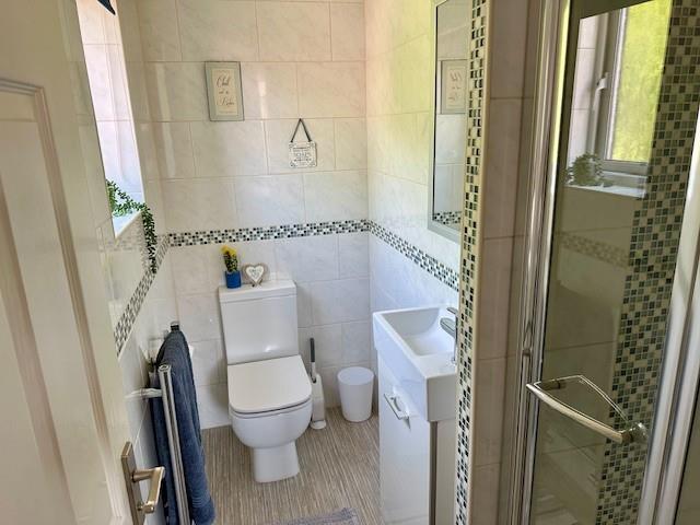 12hockneyensuite.jpg