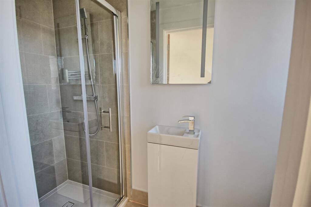 EN-SUITE SHOWER ROOM