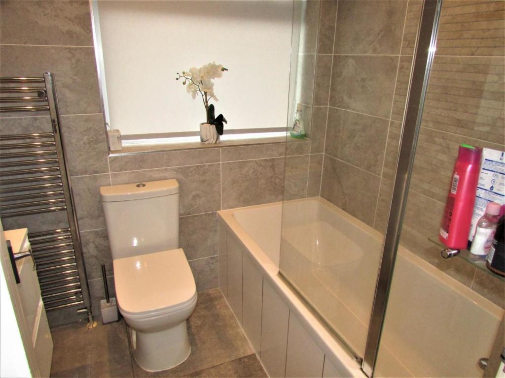 ProppsHallDv28bath1.JPG