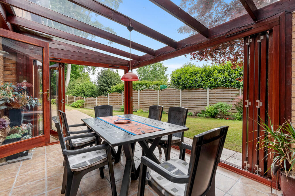 6 Hawkesworth Dri...