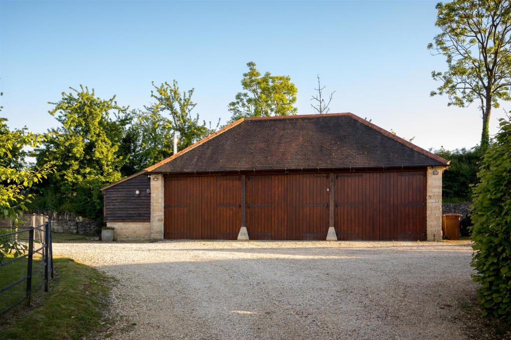 34 - Threshing Tythe Barn - GL10 3UR - Web.jpg