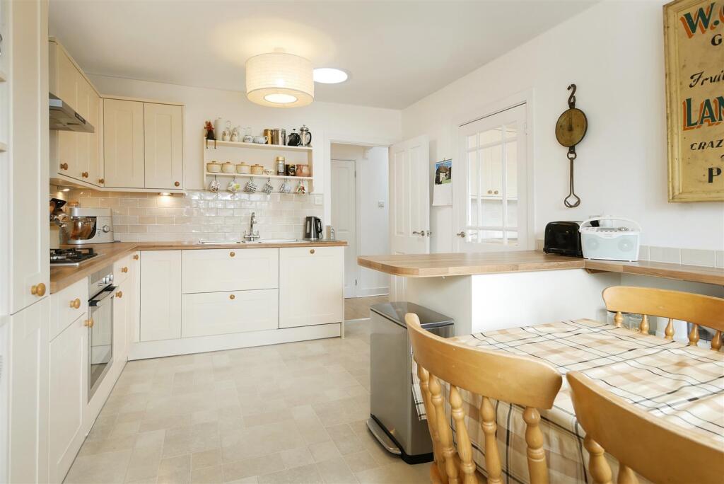 Kitchen (2).jpg
