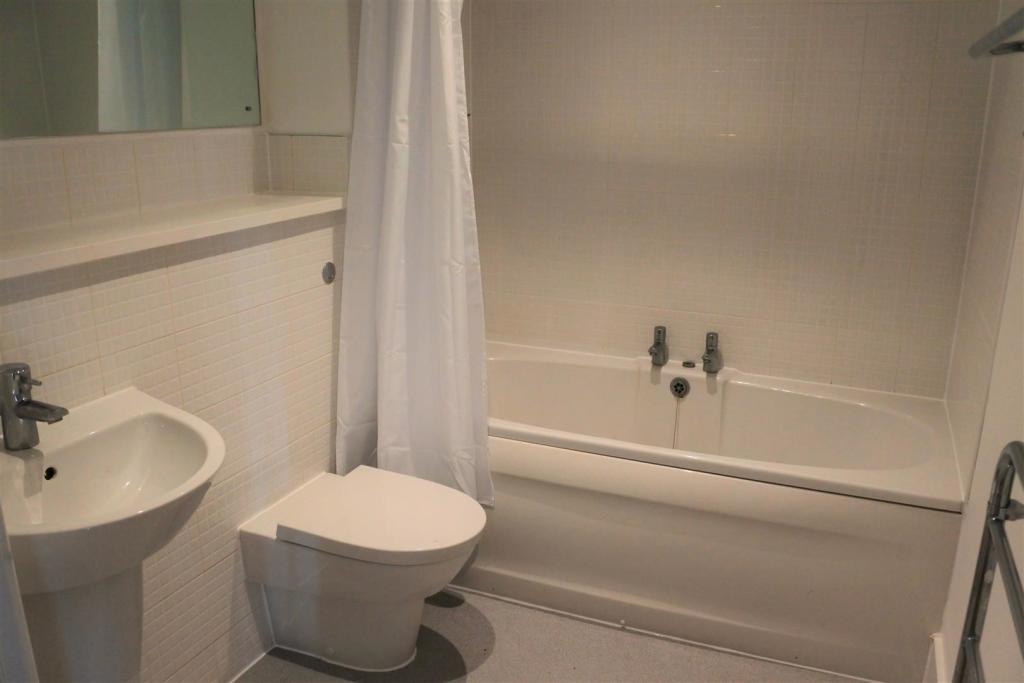 Main Bathroom.JPG