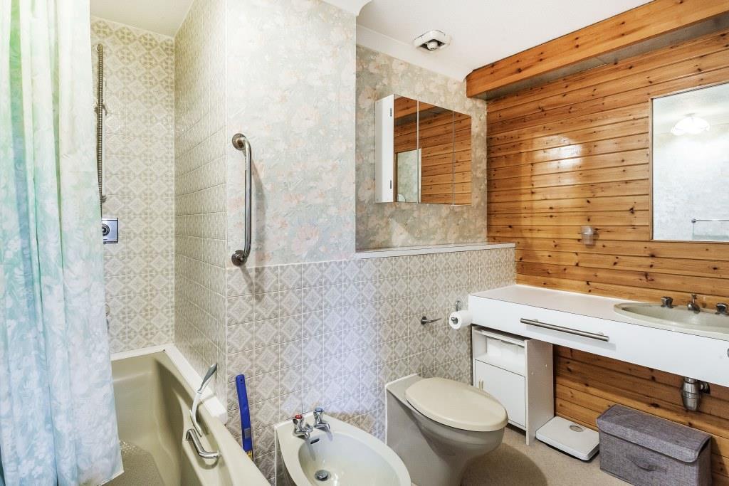 En suite bathroom.jpg