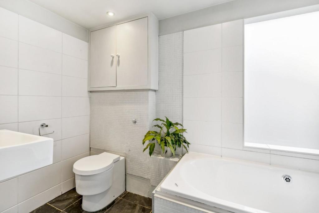 Bathroom (3).jpg