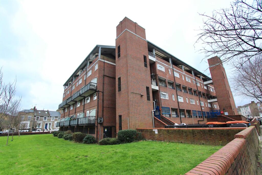 Morris Blitz Court, N16