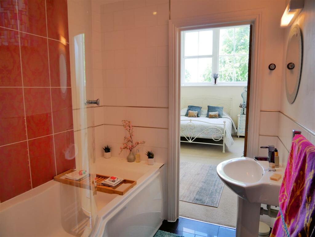 MASTER EN-SUITE