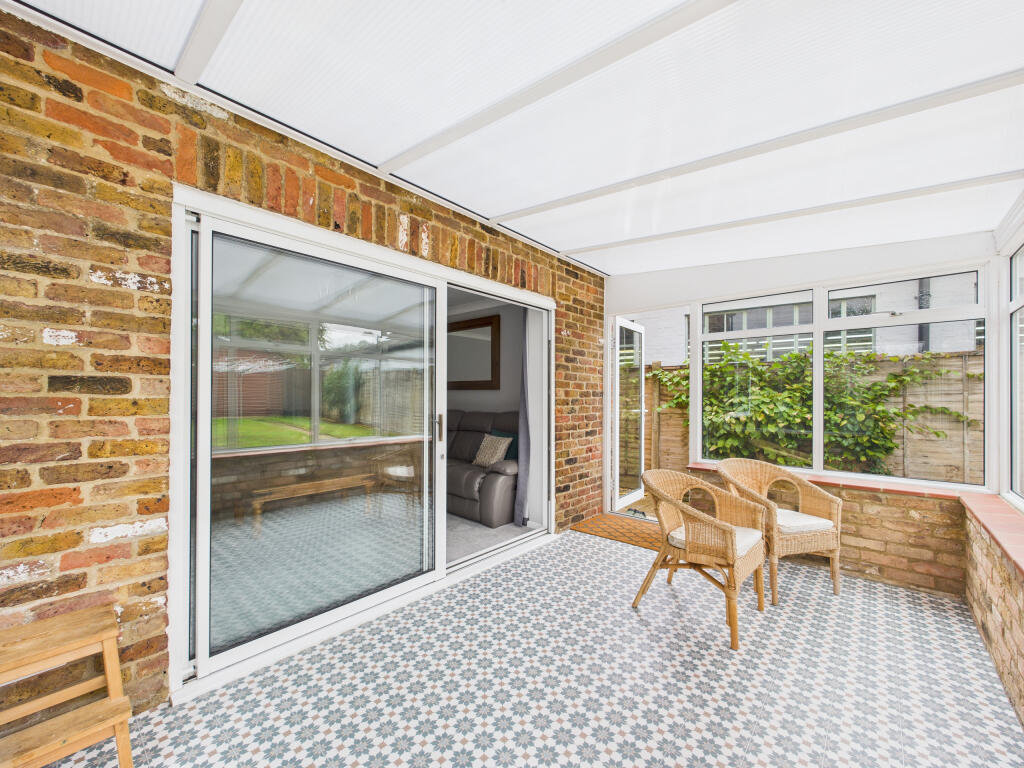 CAM01354G0-PR0587-STILL008