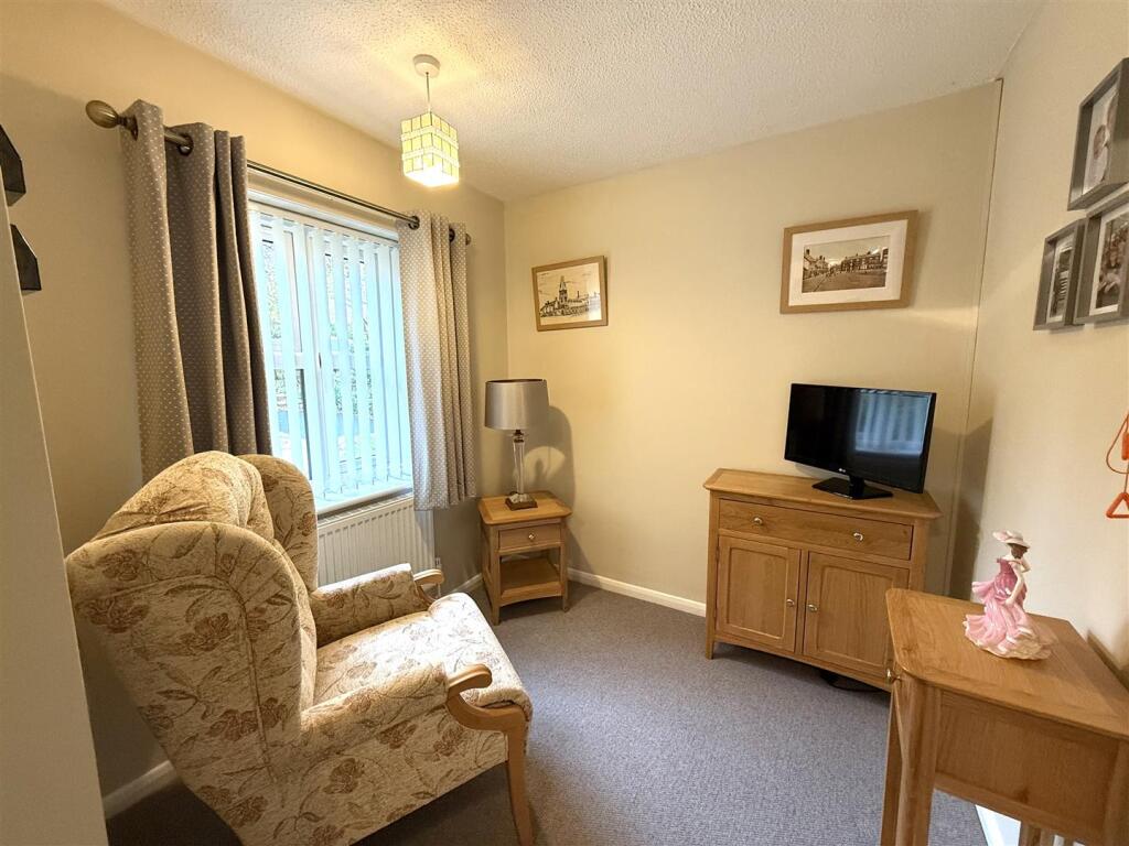 2 the laurels bed 2.jpeg