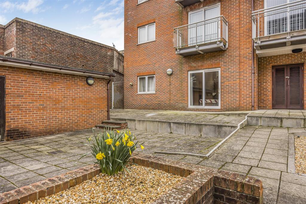 Flat 1 , Bosun Court, High Street, Cosham-PorticoM