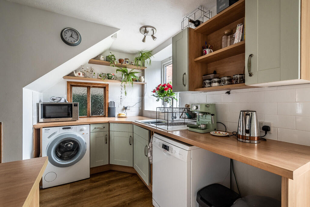 6 Woodcote Court ...