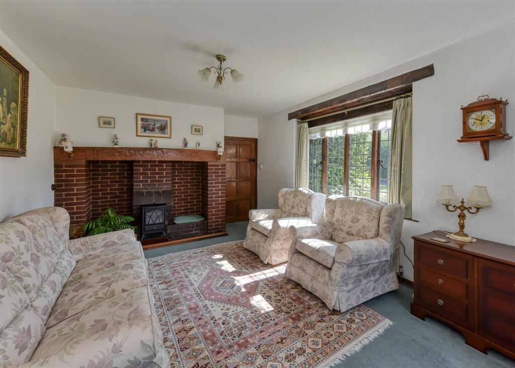 40 Castlecroft Gardens-lounge1.jpg