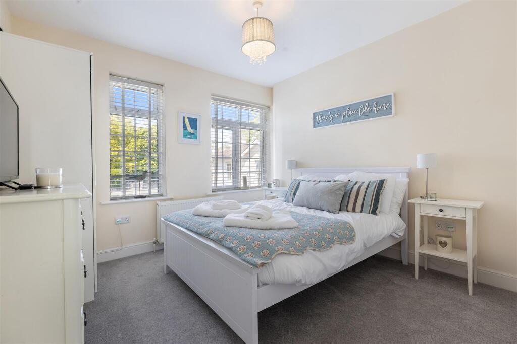 A19 - The Hamptons, Torquay - 250429.jpg