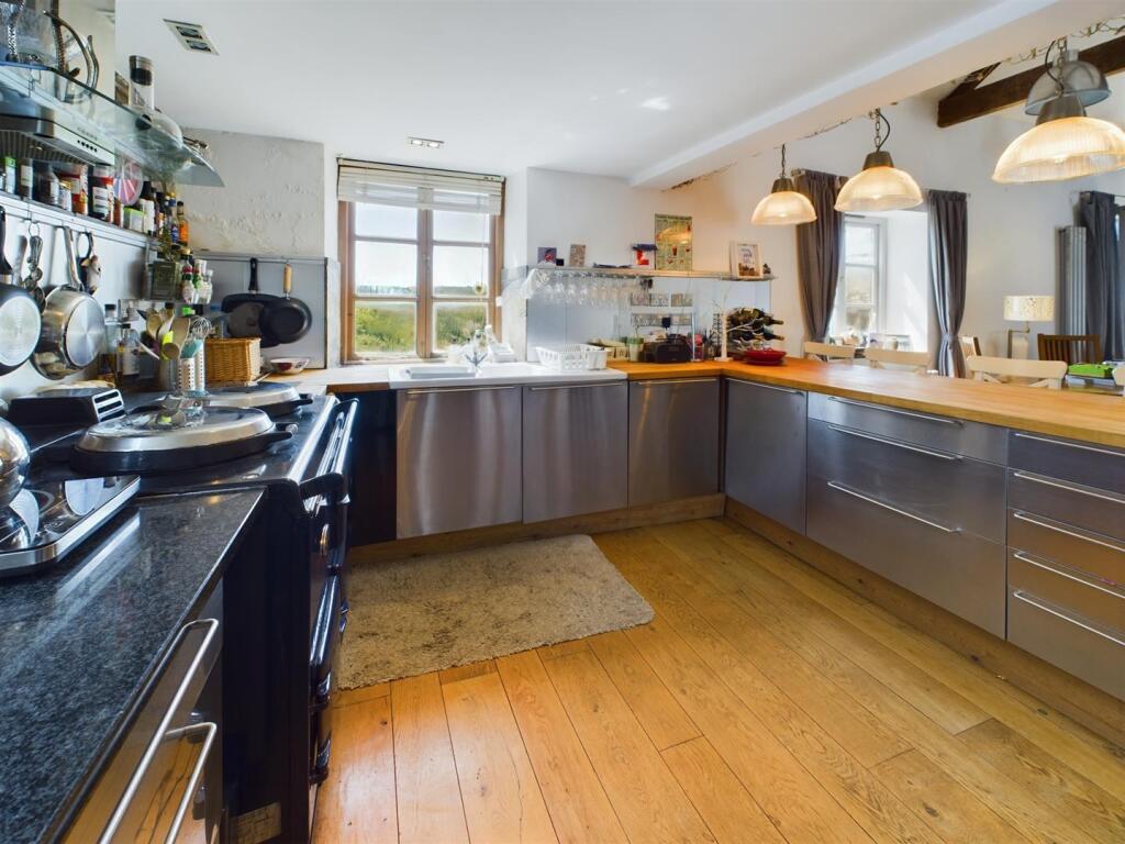 KITCHEN/BREAKFAST AREA