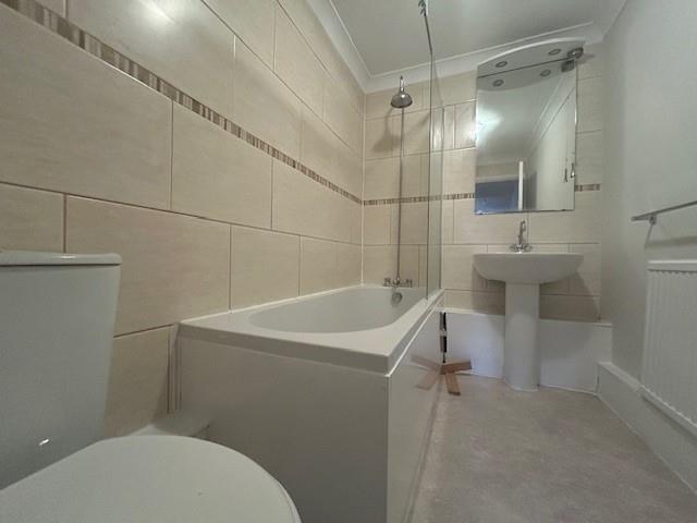 8 scarlet Oaks bathroom.jpg