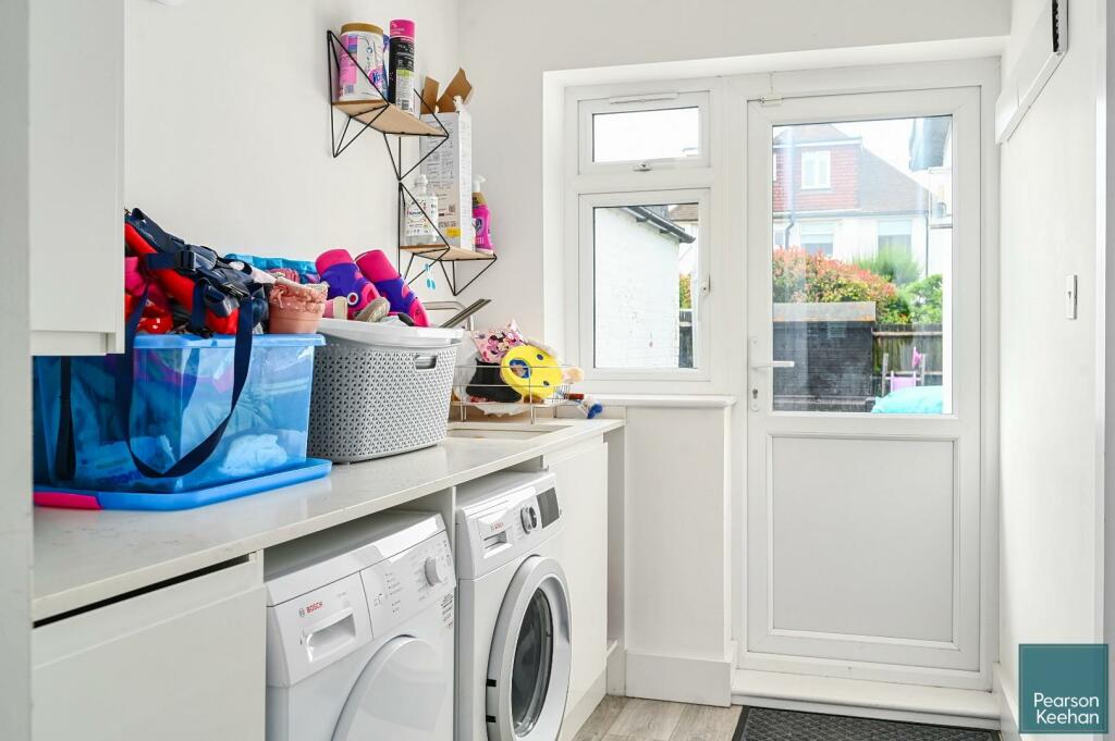 10 Glastonbury Road, BN3 (15).jpg
