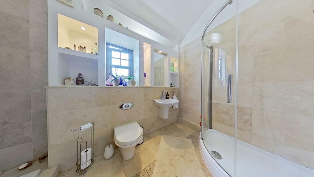 EN-SUITE SHOWER ROOM