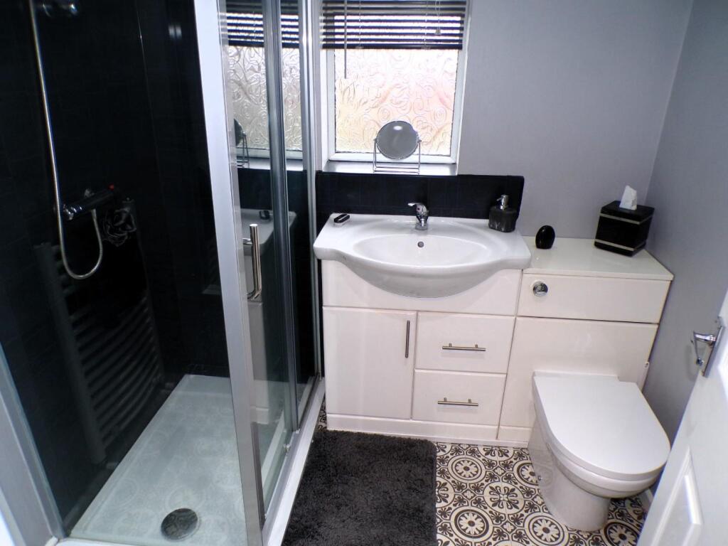 PauldenDv12bath.JPG