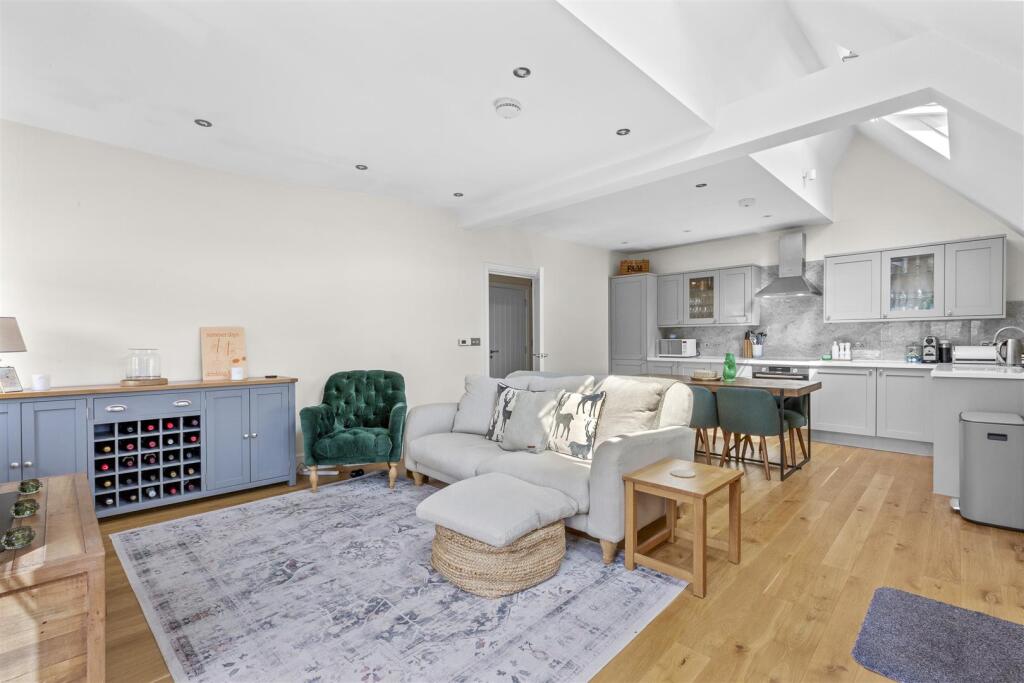 OPEN PLAN LIVING AREA