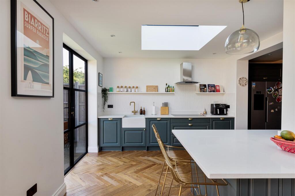Warboys Crescent E4