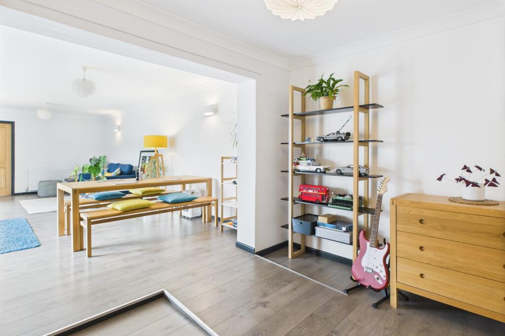 CAM02519G0-PR0295-STILL009