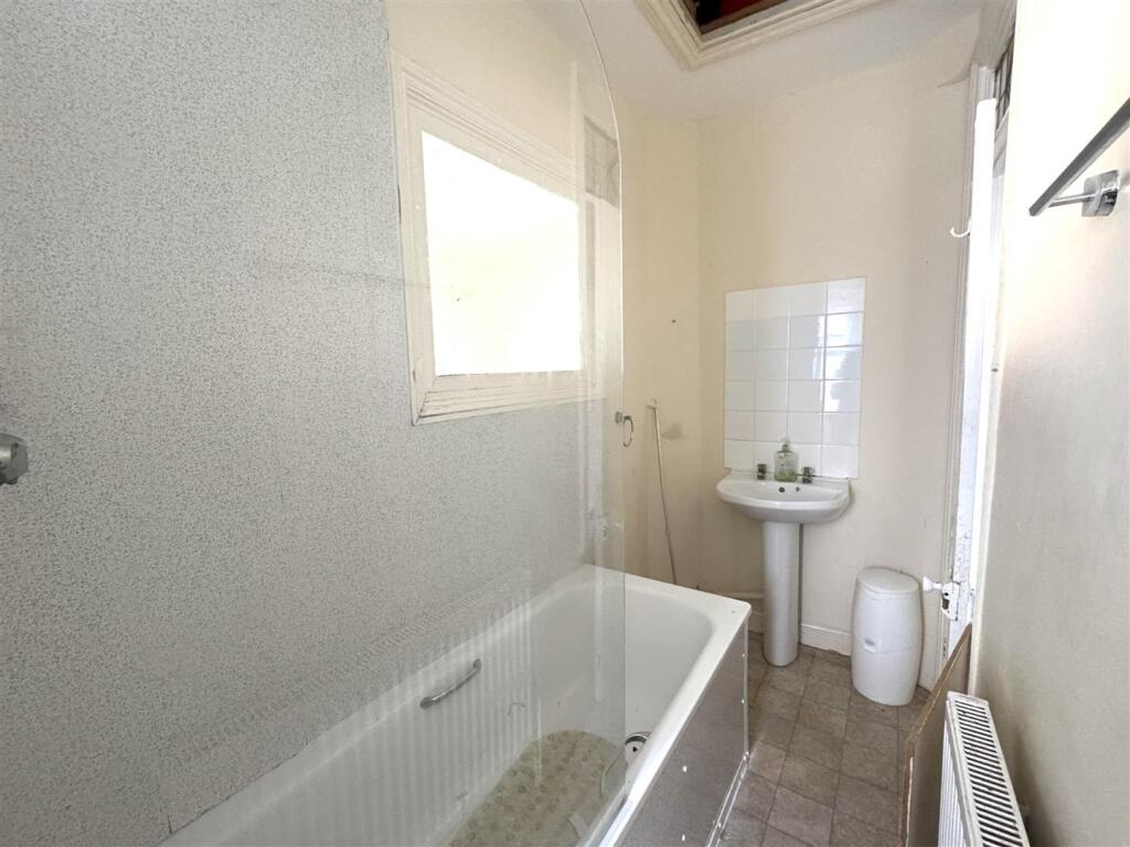 Bathroom 5 Hibernia Mansions 1.jpg