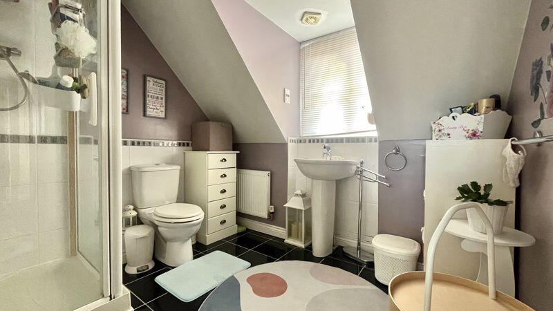 En-Suite to Bedroom 1