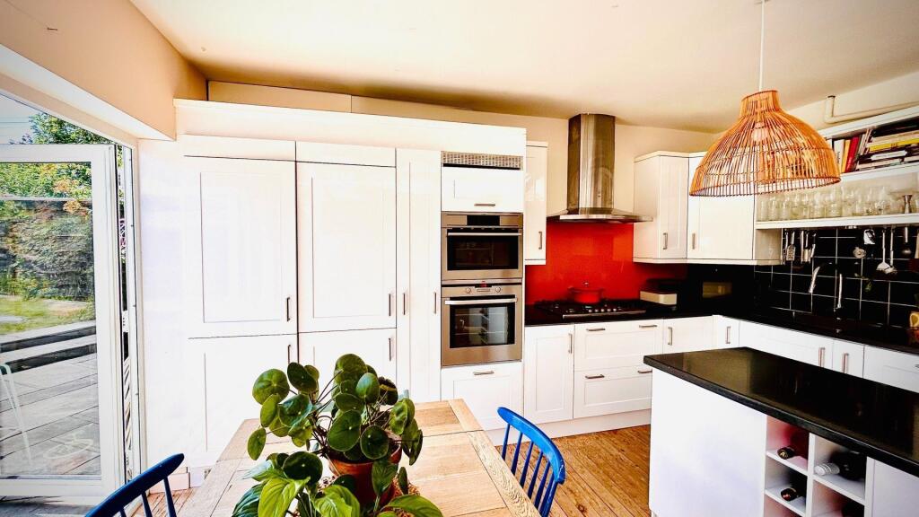 KITCHEN/DINER VIEW 2