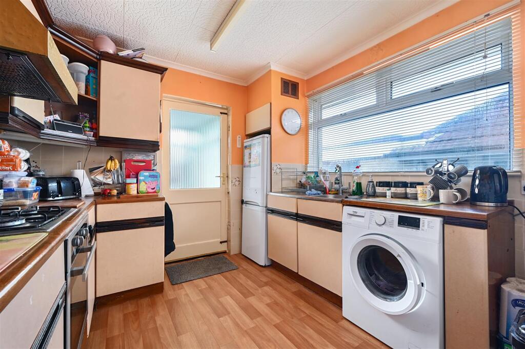 12 Oakdene Avenue, BN41 (11).jpg