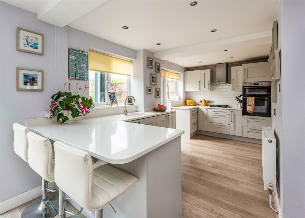 23 Vicarage Road-living kitchen2.jpg