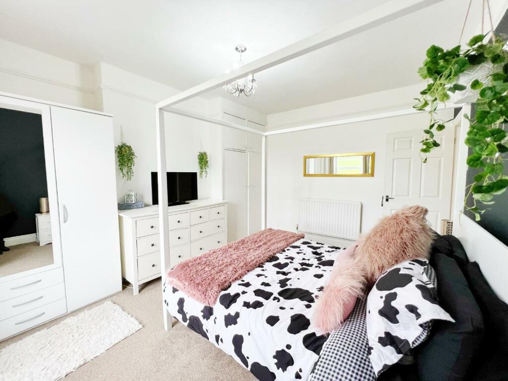 Bedroom 1 pic 3.jpg