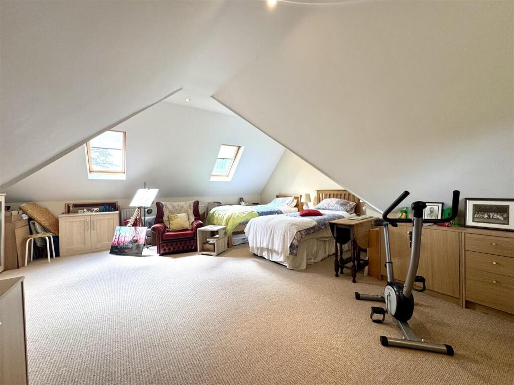 HOBBY ROOM/FITH BEDROOM