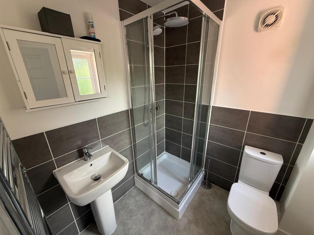 EN-SUITE SHOWER ROOM