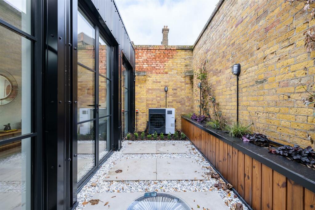 Coach Yard E10