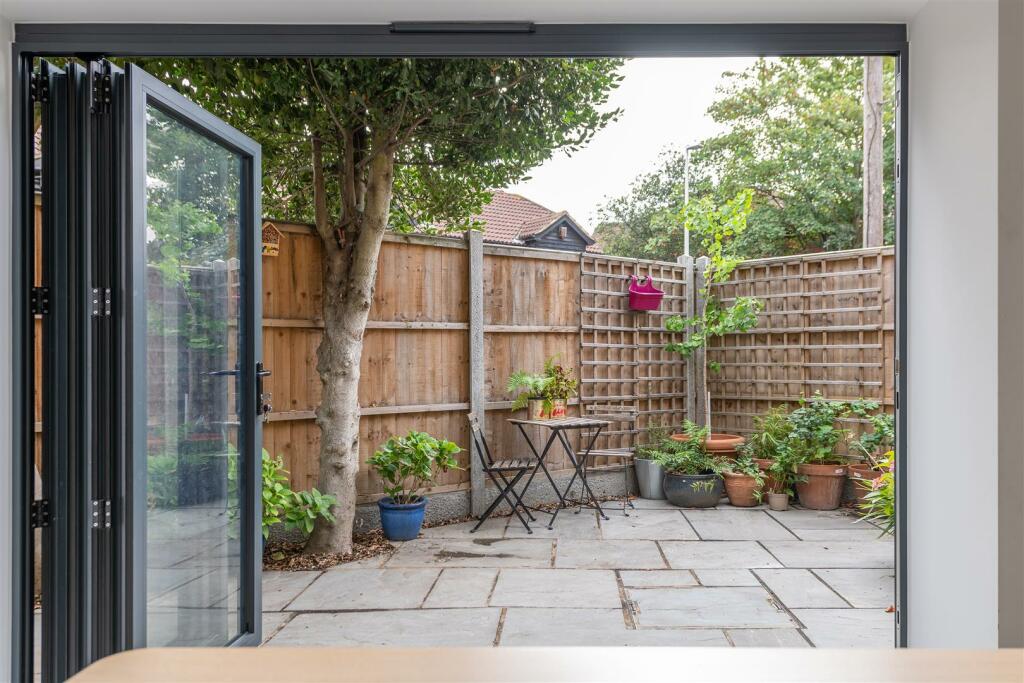 Woodbine Place, E11