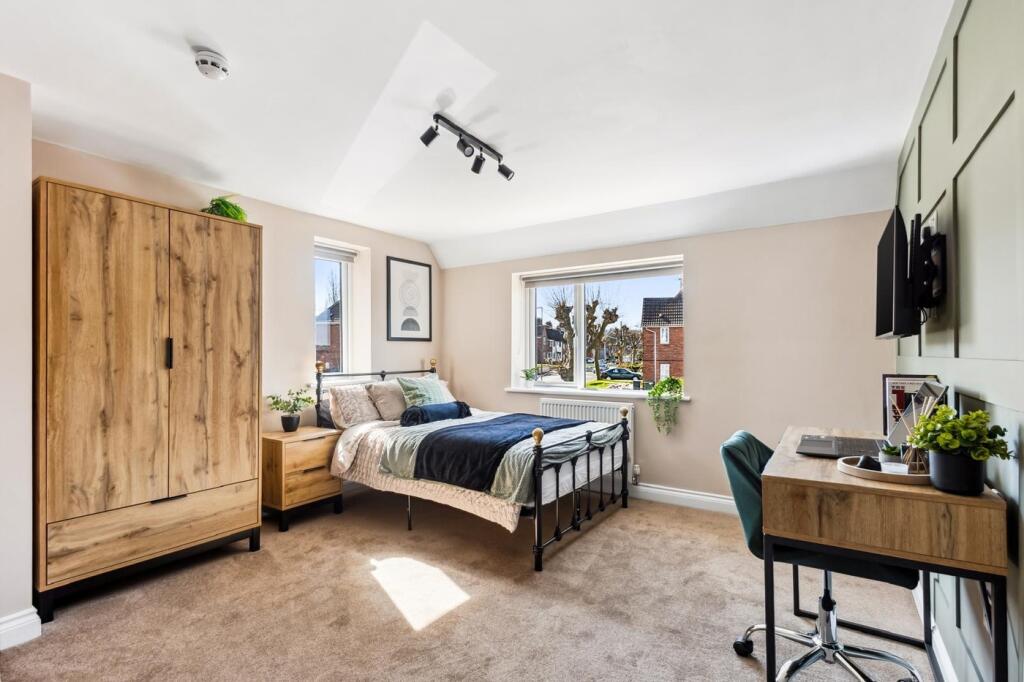 This inviting double bedroom features ample nat...