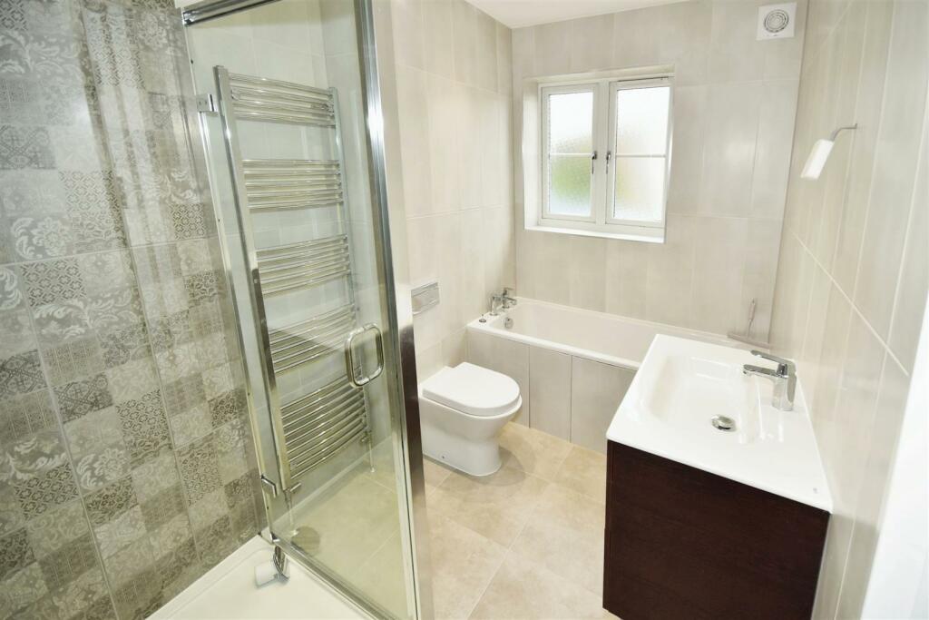 b22ec00f-Bathroom.JPG