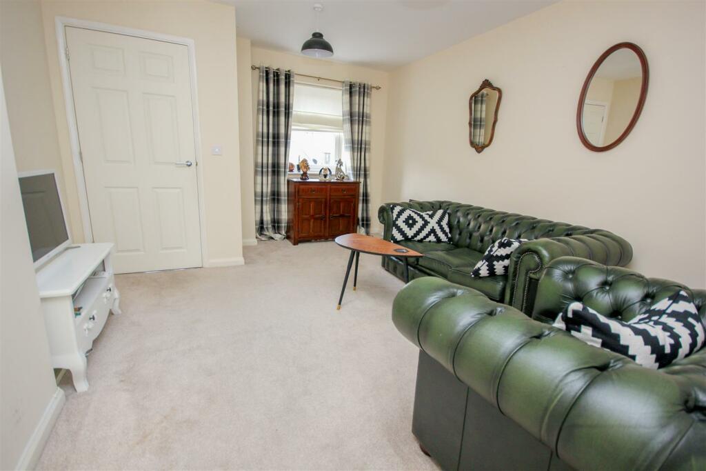 Lounge 1.jpg