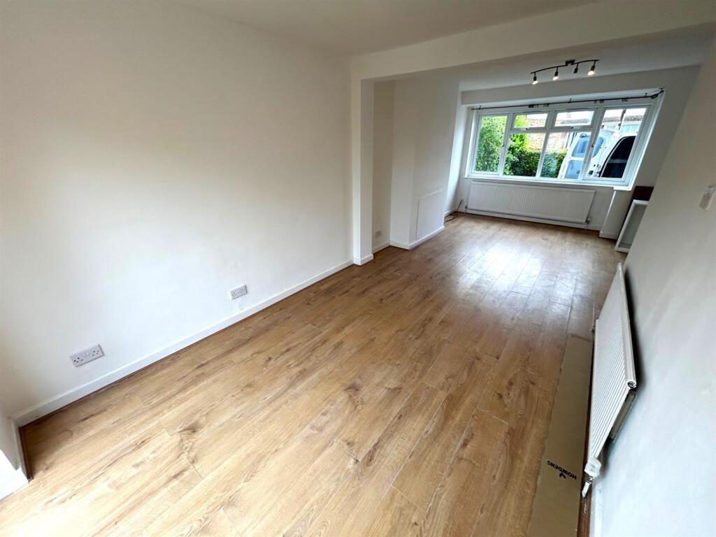 Lounge 1.jpg