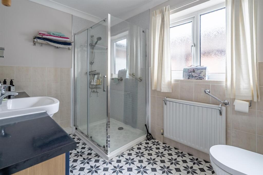 MODERN SHOWER ROOM