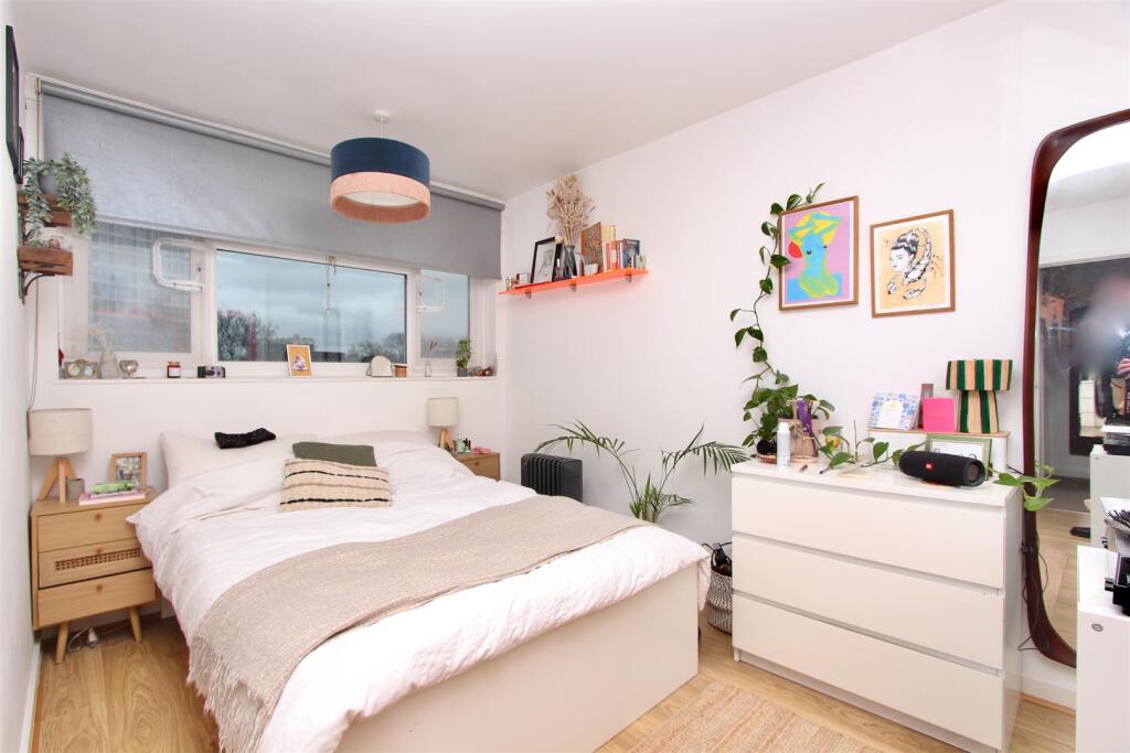 Morris Blitz Court, N16