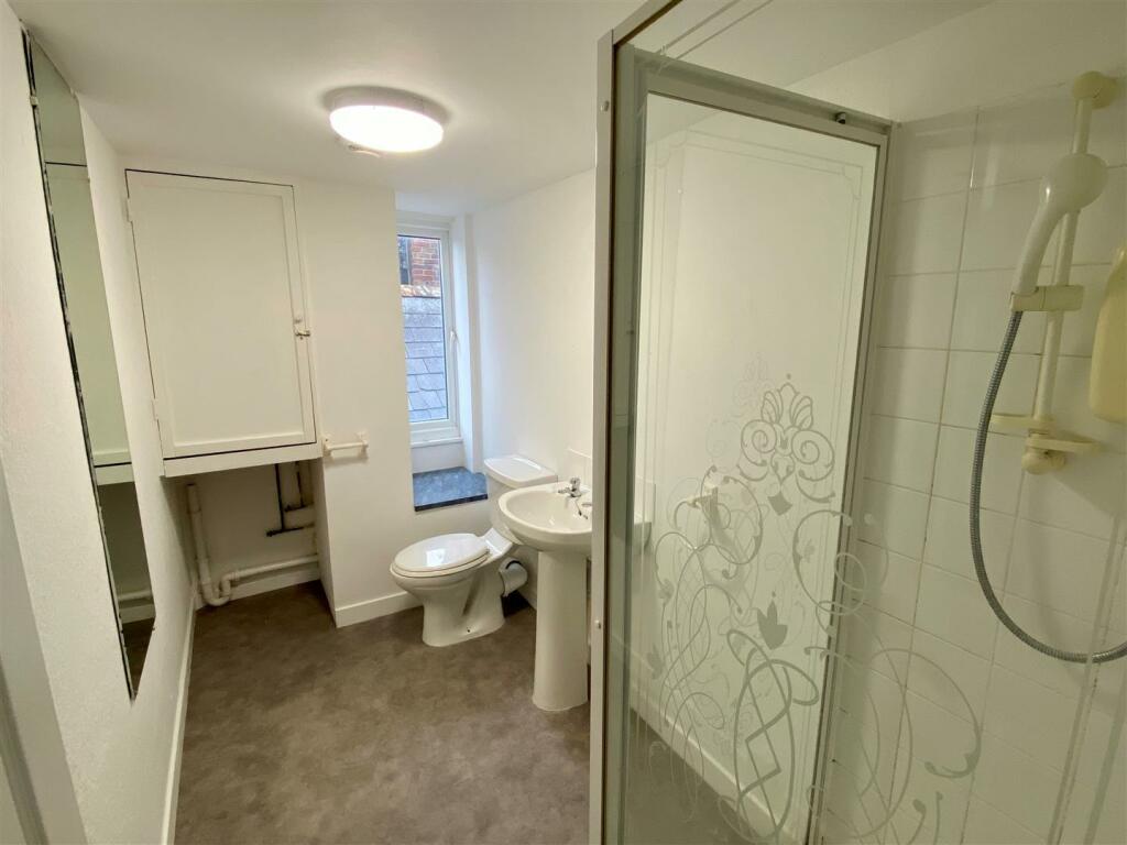 Flat 2, 5 Bank Street Shower Room