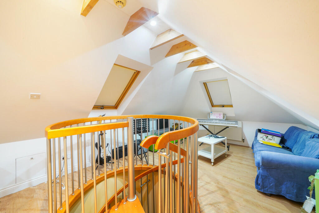 7 Woodstead Grove...