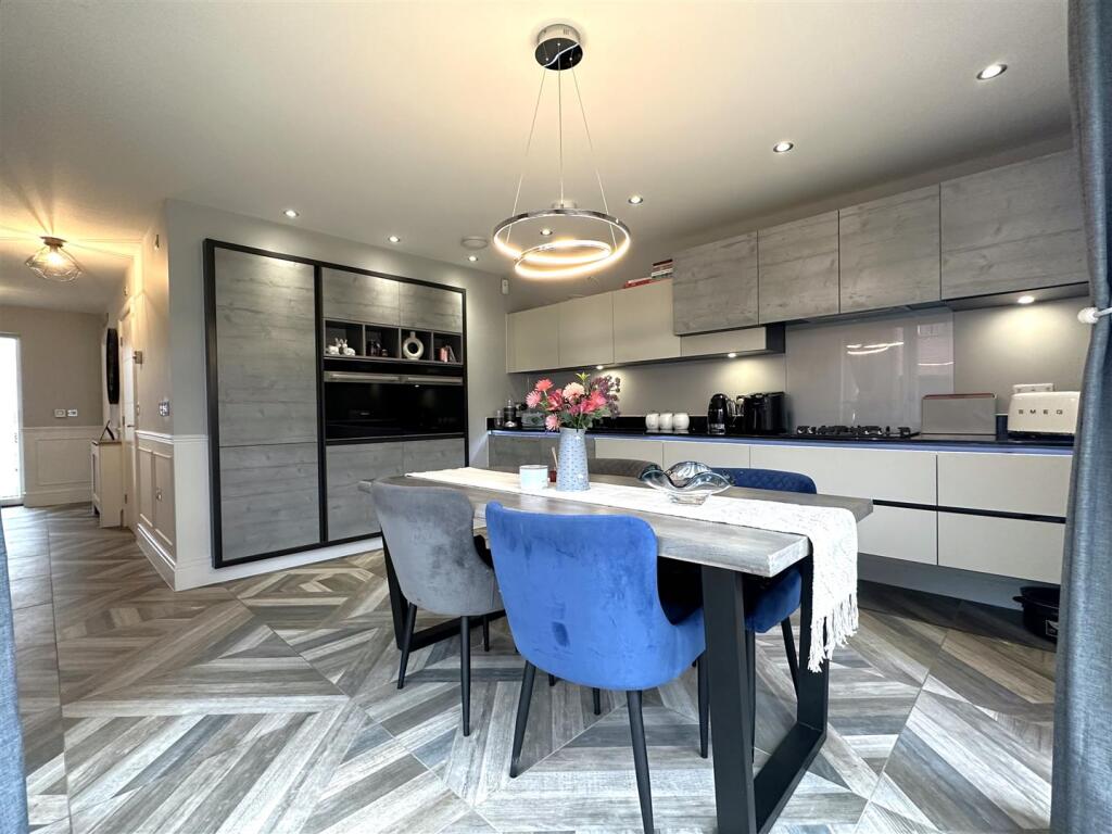 Lovely Dining Kitchen 820