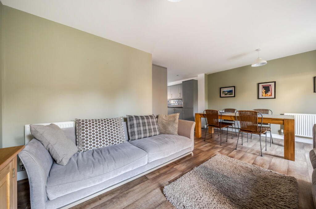 1387900-7-693fe54...