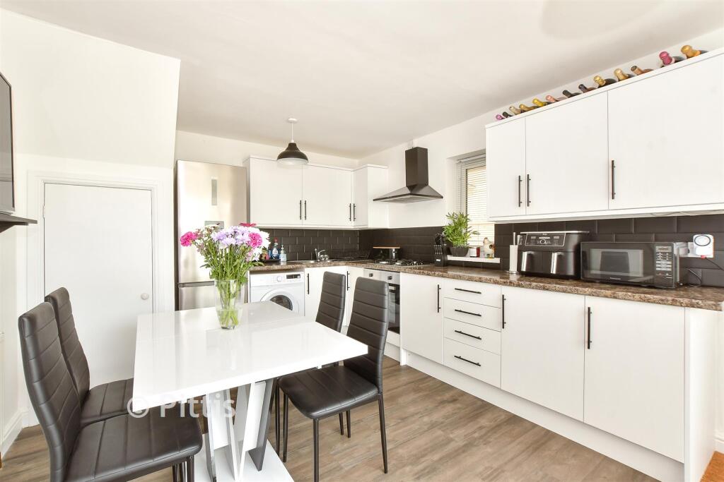 Kitchen/ Dining Room